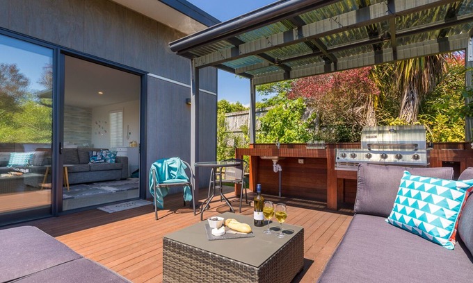 Mapua Apartment | Boutique unit with private deck and outdoor kitchen near shops and social hub