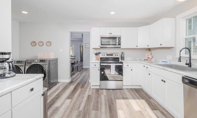 Oshkosh House | Bowen Street Bungalow - 3 bed, 2 bath