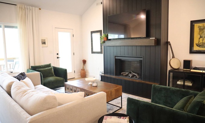 Bella Vista House | Bradford House: Hot tub, Bike-in, Bike-out, Dog Friendly, Fire-pit