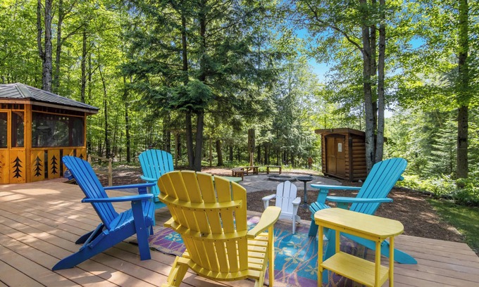 Thompsonville House | Bradley's Bend Trout Fishing Riverfront Log Cabin