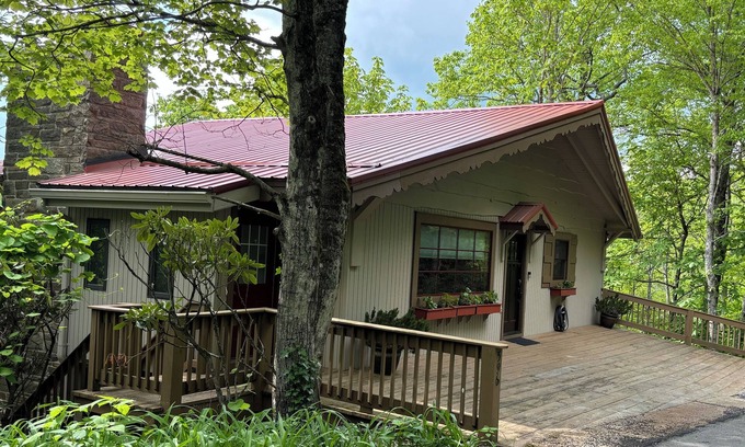 Blowing Rock Cottage | Bramble Cottage - Private retreat with huge Grandfather views in Blowing Rock