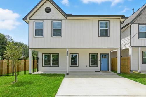 Northeast Houston Apartment | Brand-New 3 BR House Mins To Downtown and Airports