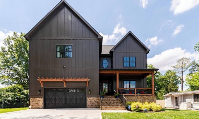 Villa Heights House | Brand New 5 Bedroom Home in Villa Heights minutes to uptown!