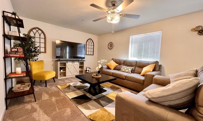 Chowchilla House | Brand New, 5 Bedroom/3 Bath Home- On your way to Yosemite!