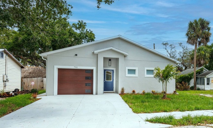 Tropic House | BRAND NEW Artsy Vibe in Eau Gallie ART District, WiFi, AC, Gazebo