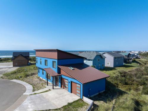 Westport House | Brand-New Beach Retreat Hot Tub Sleeps 13