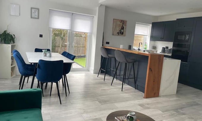 Syon House | Brand New Big House with garden and free parking
