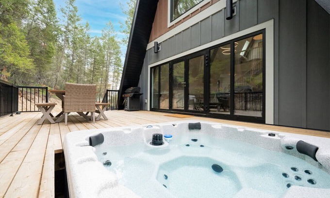 East Kootenay House | Brand New A Frame | Hot Tub | Cinema & Games Room