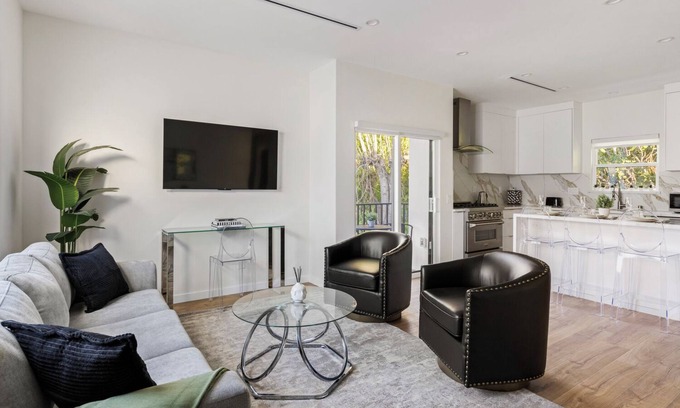 Burbank House | Brand NEW Charming 2-bedroom house with AC, WiFi in fabulous Burbank Hills