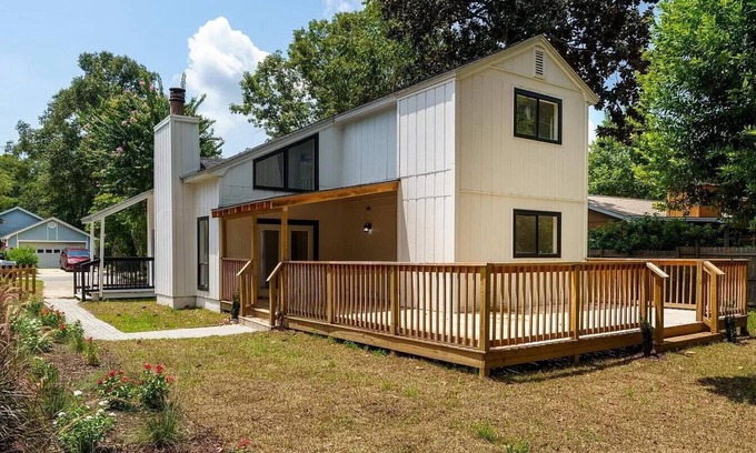 Killearn Estates House | Brand New Classy Modern Home Rests on Beautiful Park and Lake