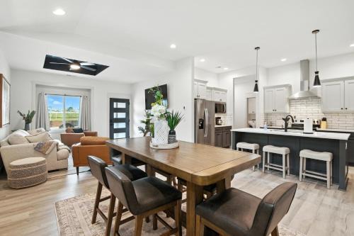 Lawrence Apartment | Brand New Cool Comfy Lawrence Retreat Duplex