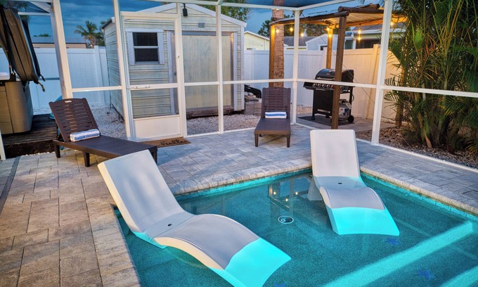 Apollo Beach House | BRAND NEW, COVERED Heated Pool, Baja Ledge, Hot Tub, Large home PS5, WIFI, AC