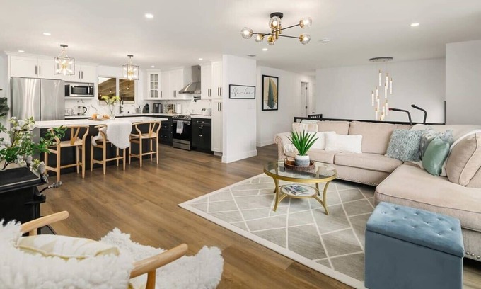 Picnic Point-North Lynnwood Apartment | Brand New Designer’s High-End 4BR Retreat