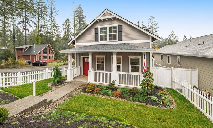Allyn House | Brand New Family & Dog-Friendly Retreat Near the Bay W/ Free WiFi & Front Porch!