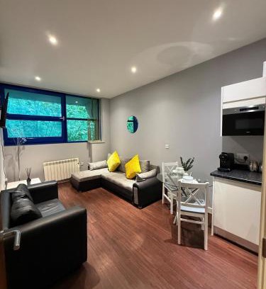 Harlington Apartment | BRAND NEW - For 4 - 3min Heathrow Airport, Windsor Castle