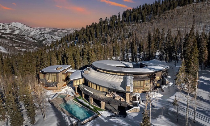 Park City House | Brand New Heated Pool and Hot Tub, Ski In Out Park City Chalet