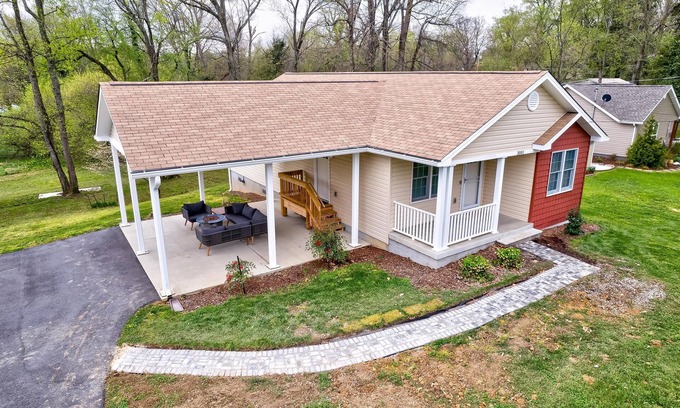 Johnson City House | Brand new home - 5 min to ETSU - Comfort & Convenience