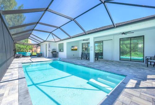 Trafalgar House | Brand New Home! On Intersecting Canals, Pool, Sleeps 8 - Villa SeaDuction