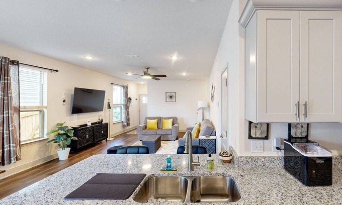 San Antonio House | Brand new home with enclosed backyard