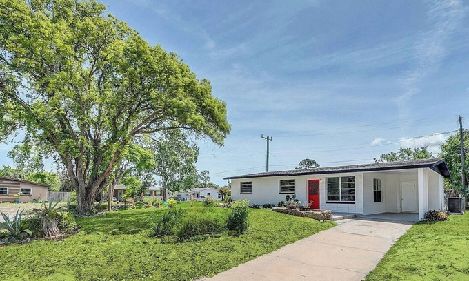 South Daytona House | Brand new inside corner house with a large screened patio and mins to beach