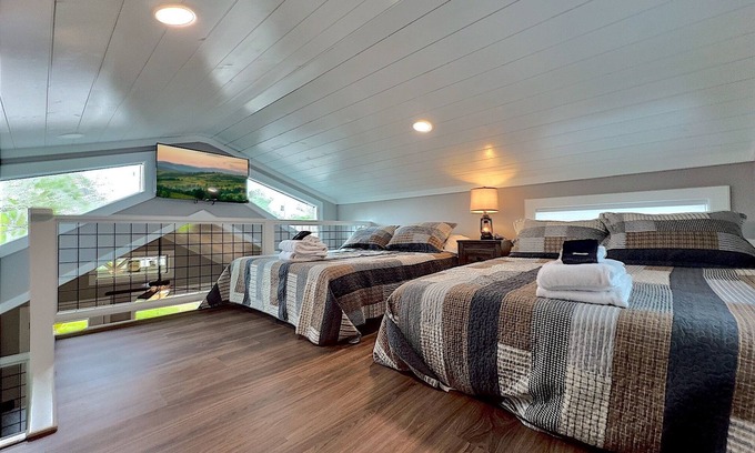 Hiawassee Cottage | BRAND NEW! Lake Chatuge Tiny Home on Main Street!