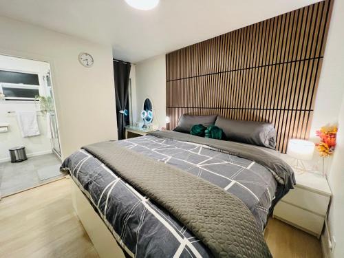Suburban Park - Lorelei Manor - Flood Park Triangle House | Brand-new luxurious guesthouse with king bed in MPK, 1mi to Meta, 3mi to Stanford