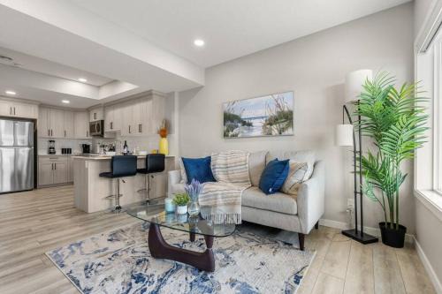 Calgary House | Brand New Luxury Walk-out Suite - Calgary