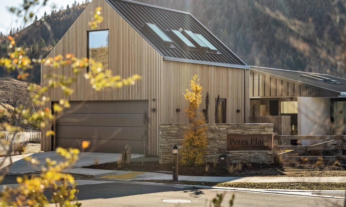 Lake Tekapo House | Brand-new modern 4-bed, 4-bath lakeside retreat in Tekapo with stunning views!