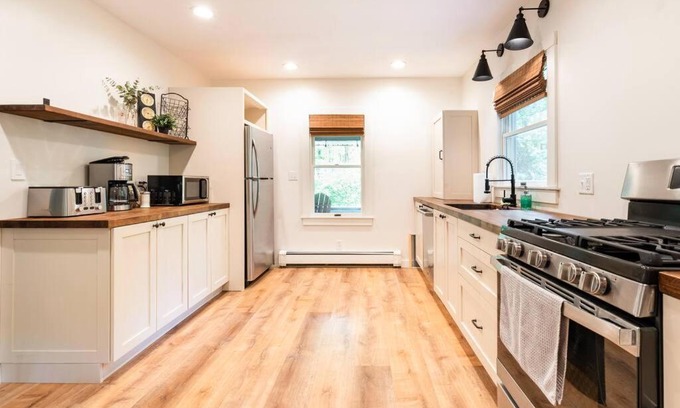 Allaben House | Brand new! Modern getaway with mountain views