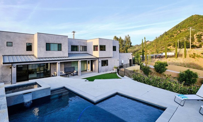 Malibu House | Brand New Modern Home 7 minutes from the beach!
