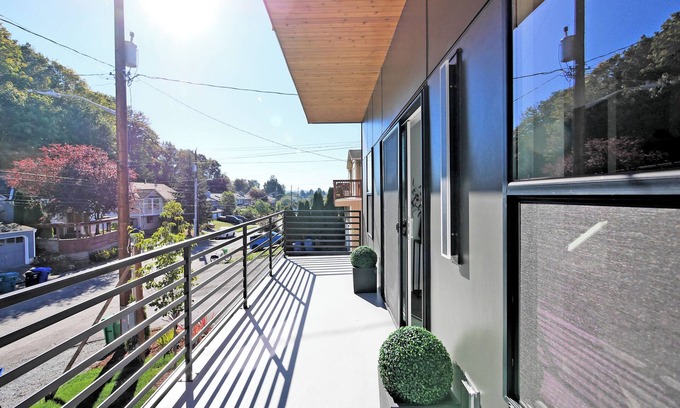 Columbia City Condo | Brand New Modern Home with Rooftop Terrace, Jacuzzi, Garage, and high-speed Wifi