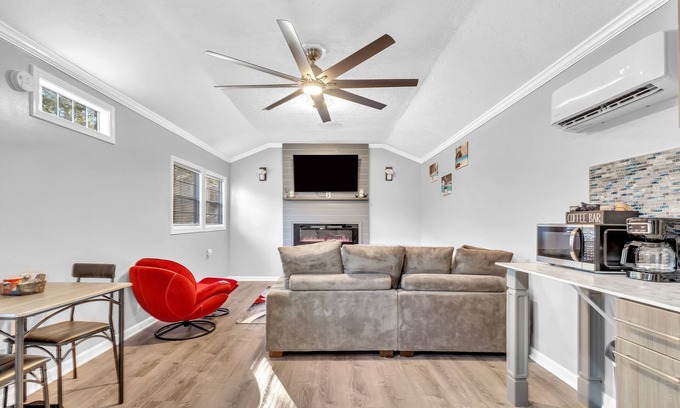 Athens House | Brand New Modern King Suite10mins from Downtown