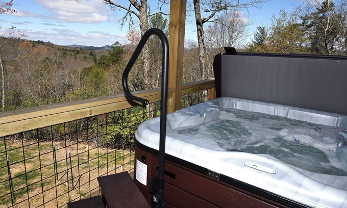 Brasstown Cabin | *BRAND NEW* Mountain View Cabin close to the Folk School with Gas Fire Pit & Hot Tub