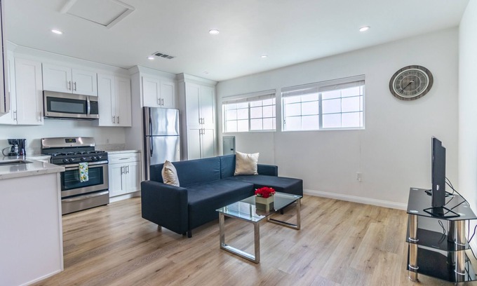 North Hollywood House | Brand new stylish house, workstation, Monthly Discounts, Pets!