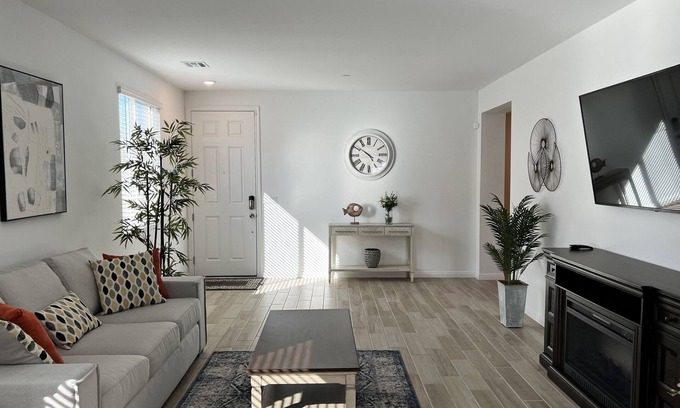 Henderson House | Brand new & Stylish home ~ 5★ Location, close to the strip