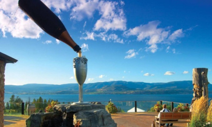 Crawford House | Brand new suite in Canada’s wine country! Minutes to the beach!