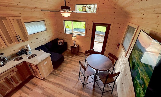 Hiawassee Cottage | ★Brand New★ Tiny Cabin in Downtown Hiawassee on the LAKE!