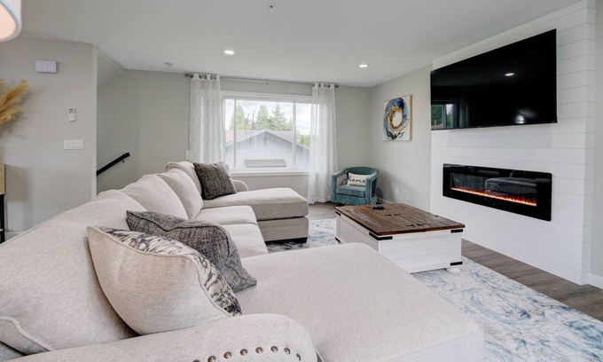 Marysville House | Brand New Townhome Rooftop Balcony - Penthouse