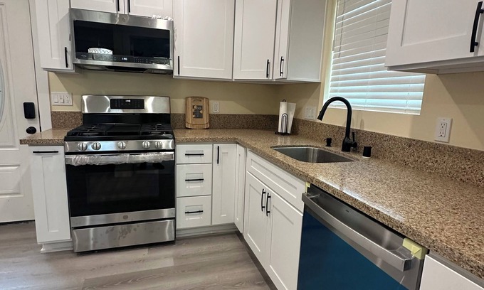 La Crescenta-Montrose Apartment | Brand new luxurious studio close to Hollywood and Universal Studio.