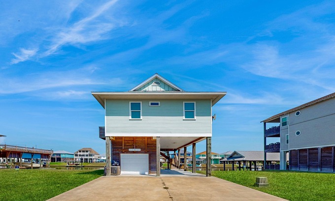 Galveston House | Brand-New Waterfront Home w/2nd-Story Deck in Upscale Community – On Canal