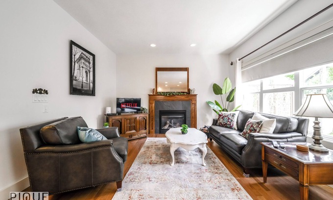 Southwest Edmonton House | BrandNew - Maison Vivi - AC - Garage - Wifi - Sleeps 6!