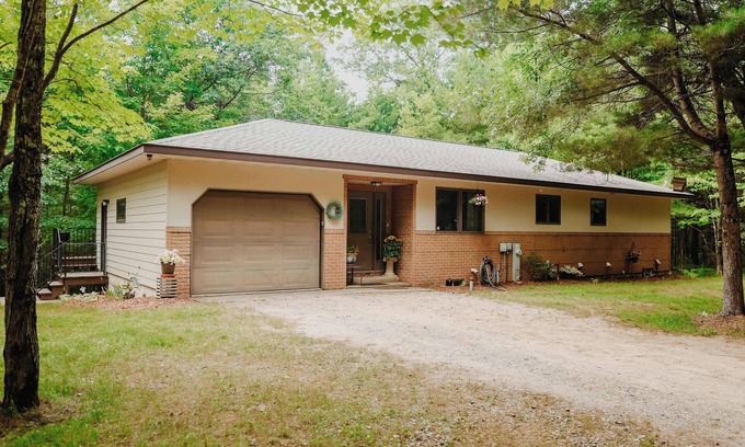 Arbor Vitae House | Brandy Bay Hideaway: Pet Friendly Retreat