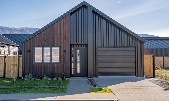 Lowburn House | Break on Bragato - Cromwell Holiday Home