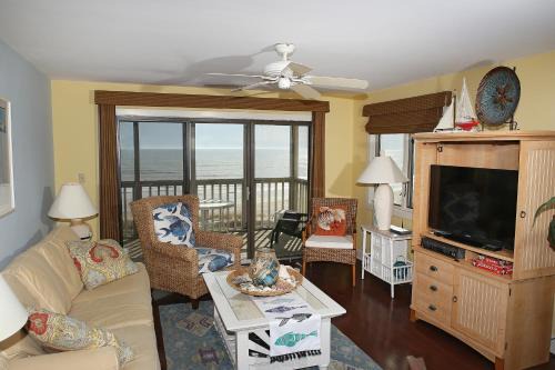 Pine Knoll Shores Apartment | Breakers C-22