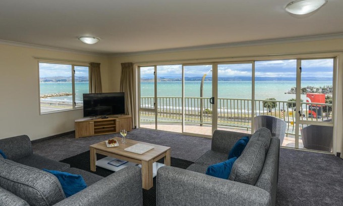Bluff Hill House | Breakwater Apartment Five - Napier Holiday Home