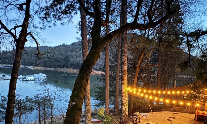 Lakehead House | Breathtaking Lakefront Havin, Remodeled, Hot Tub - Shasta Lakeshore Retreat #10