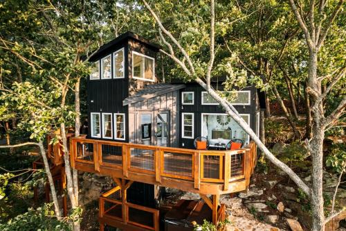 Rising Fawn House | Breathtaking Tree House with Jacuzzi and Lofted Interior in Georgia
