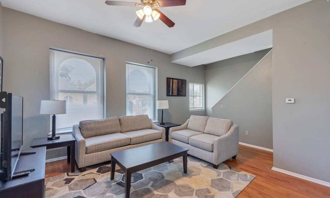 Shaw House | Breathtaking Unit in Shaw, 8 Queen beds - 2w