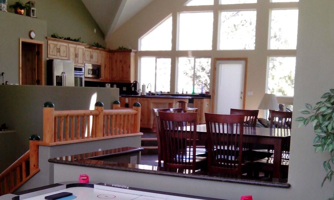 Pine Mountain Club Cabin | Breathtaking Open Plan with Game Room, Library, and Towering Views