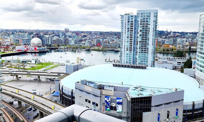 Crosstown Condo | Breathtaking view with swimming pool-BlueMoon Stay